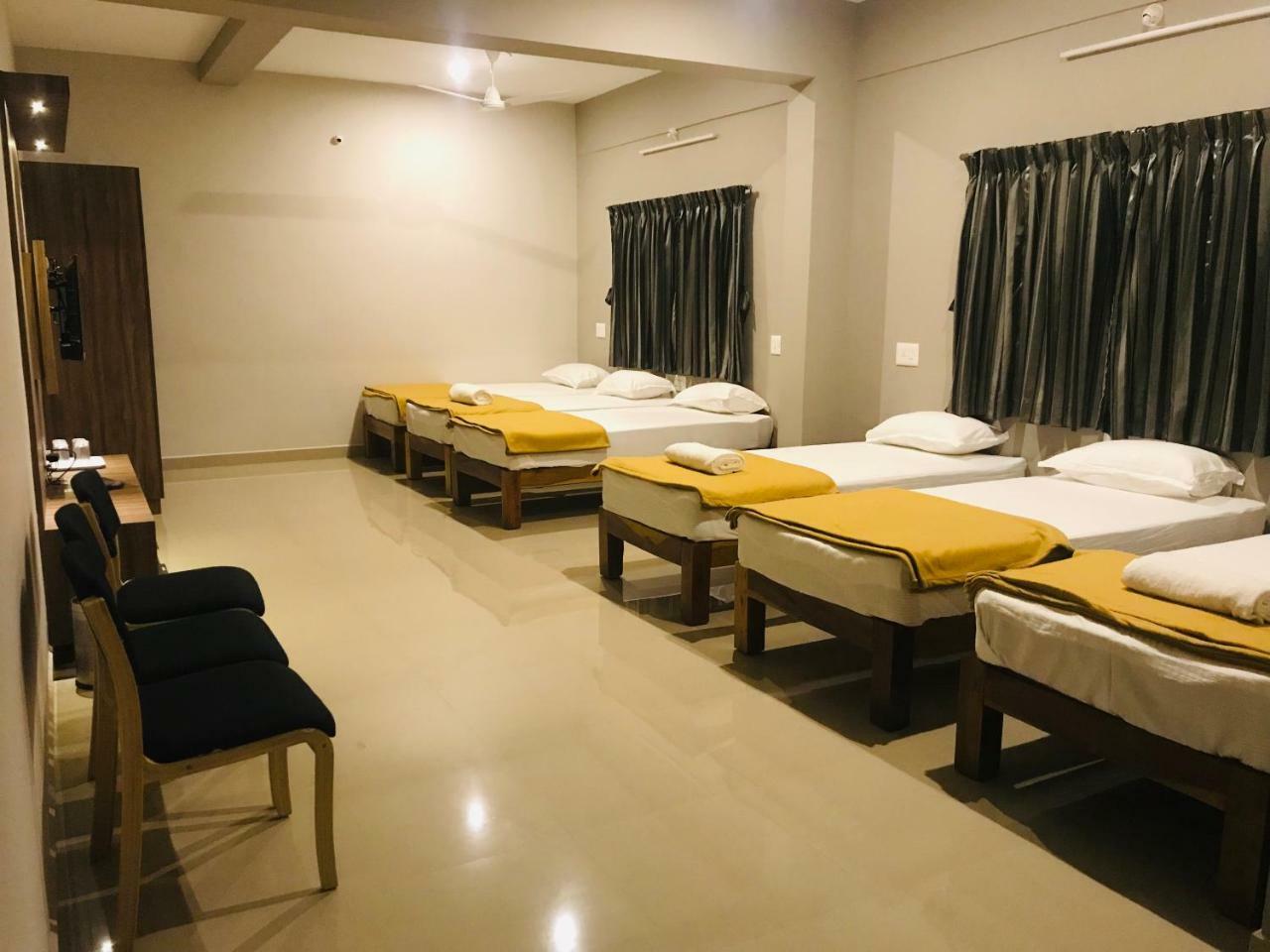 Sharada Residency Hotel Somvārpet Eksteriør billede